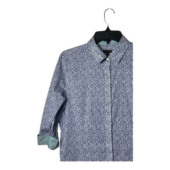 1548. TALBOTS 3/4 SLEEVES FLORAL PATTERN TOP FULL BUTTON‎ UP BLUE/WHITE IN COLOR - Picture 3 of 9